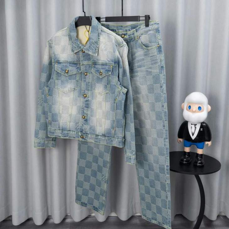 Picture of LV Sweater Suits _SKULVsz46-52sz30-36aztxC123C12441235
